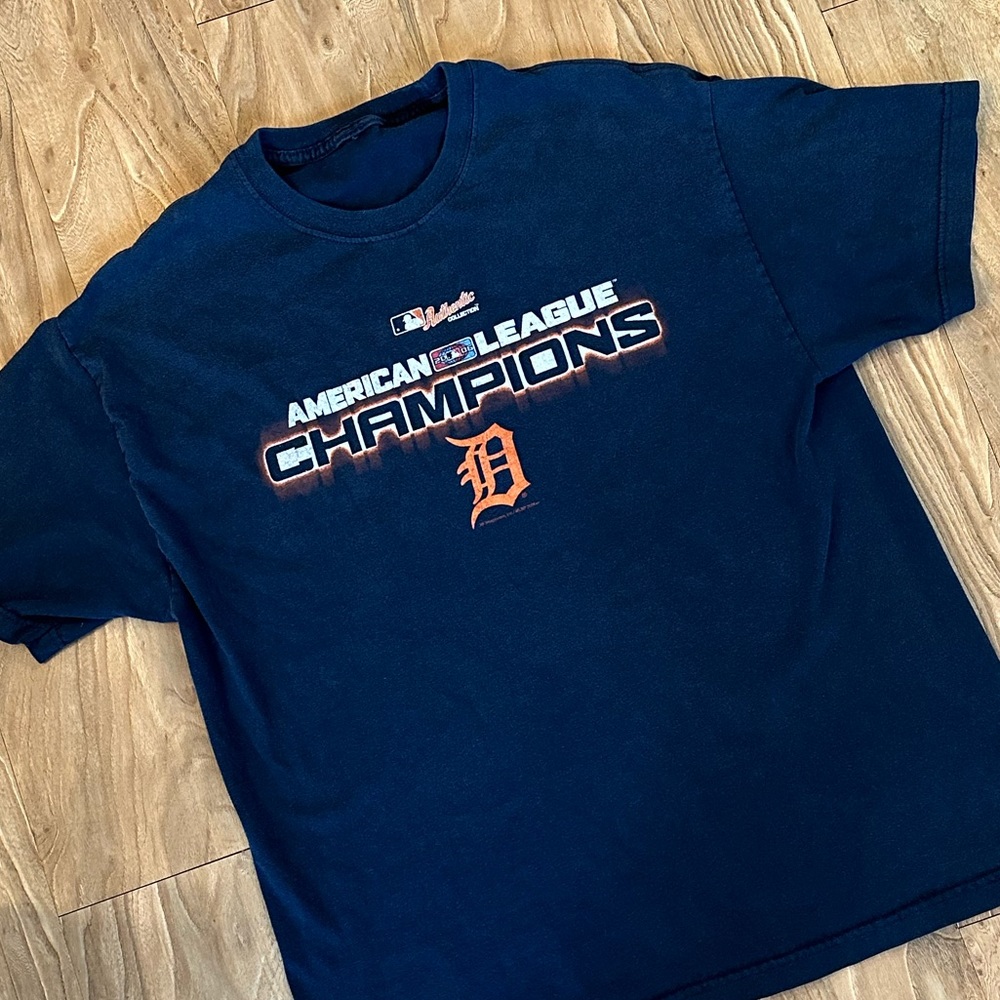 **DETROIT TIGERS** vintage 2006 t-shirt READ!